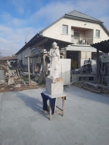 Munkaközi kőszobor a műhely udvarán